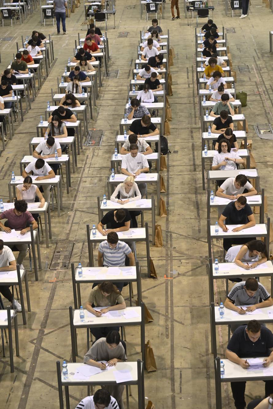 Na Beogradskom sajmu počeo je prijemni ispit za brucoše na fakultetima Sveučilišta u Beogradu