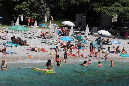 FOTO Pogledajte velike gužve na plažama u Splitu, Zadru...