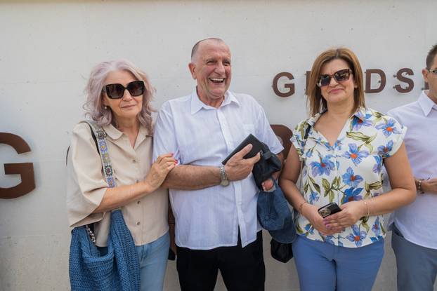 Imotski: Otkriven spomenik Mati Parlovu ispred stadiona Gospin Dolac