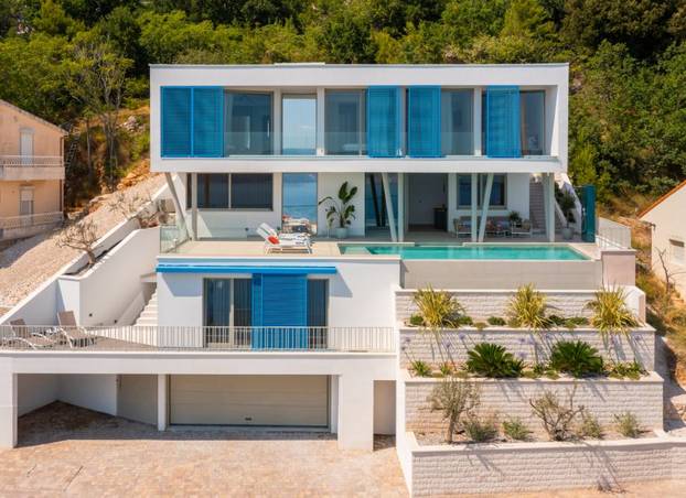 Bazen, sauna, teretana i dvije plaže na 'par koraka' - evo što sve nudi raskošna vila u Omišu