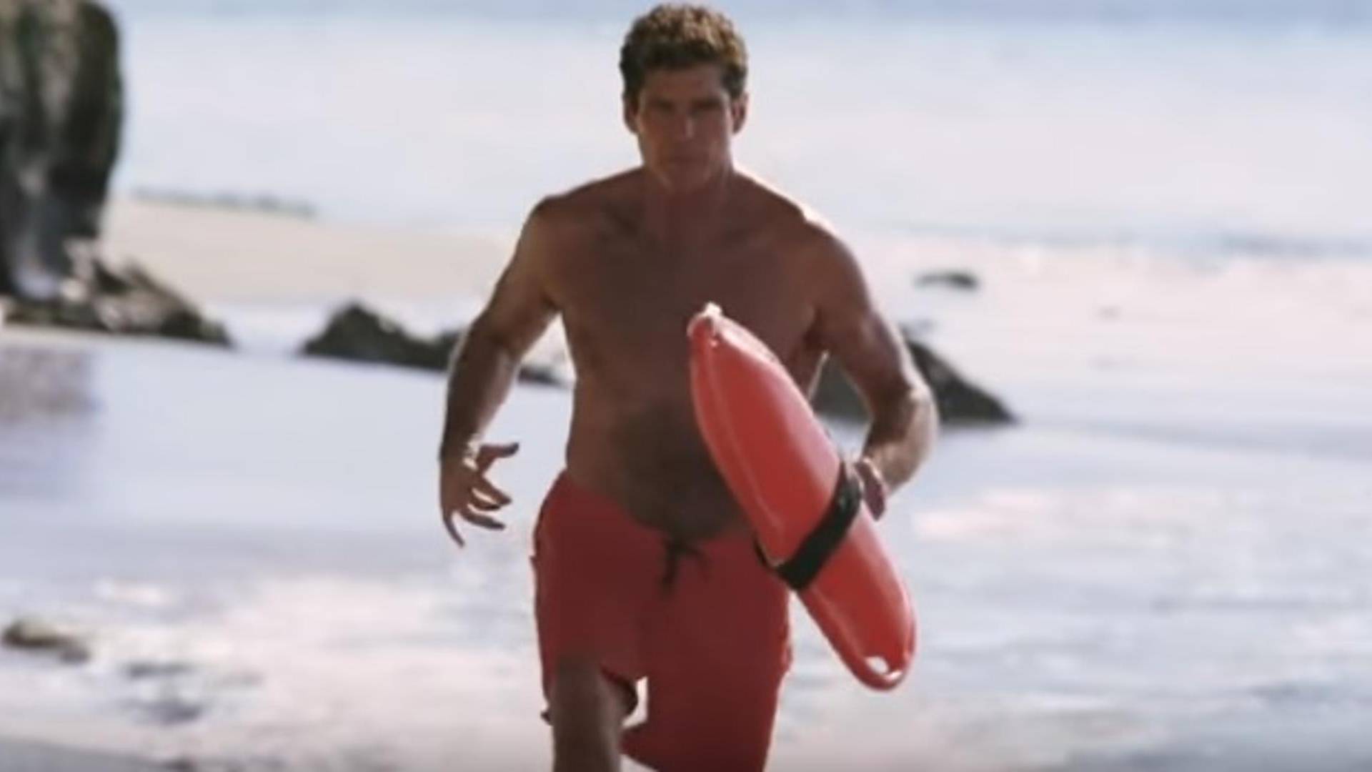 Hasselhoff misli da je Berlinski zid pao zbog njega, osvajao je žene pa se propio i unakazio