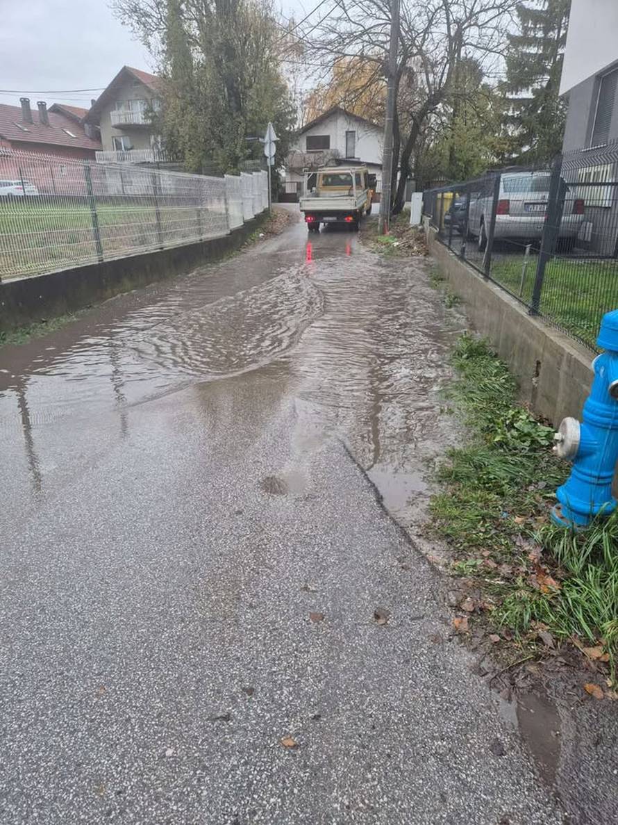 NEVJEROJATNO! Ovom cestom  djeca idu u školu u Zagrebu: 'Opasno. Neka se svi srame!'