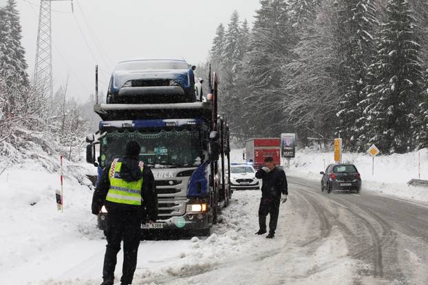 Delnice: Snijeg otežava promet kroz Gorski kotar