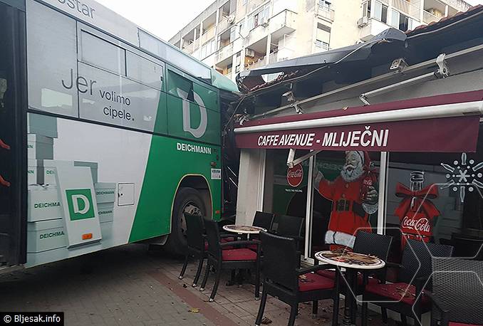 Autobusom se zaletio u kafić: 'Samo sam čuo kako je puklo'