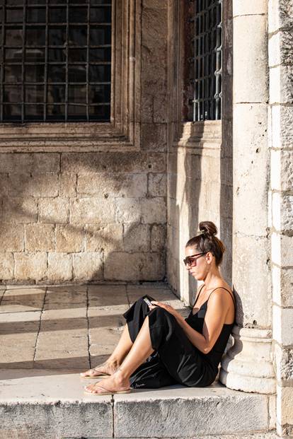 Sunčan dan u Dubrovniku posjetitelji iskoristili za odmor ili obilazak znamenitosti
