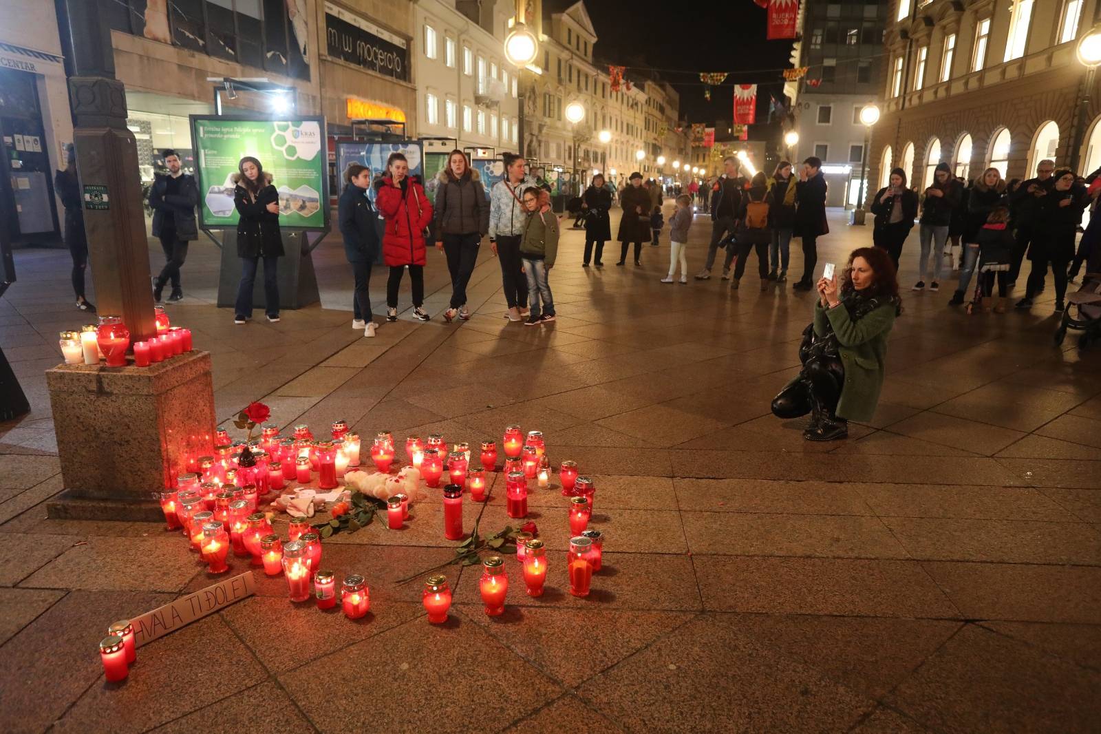 Rijeka: Građani paljenjem svijeća odali počast Balaševiću