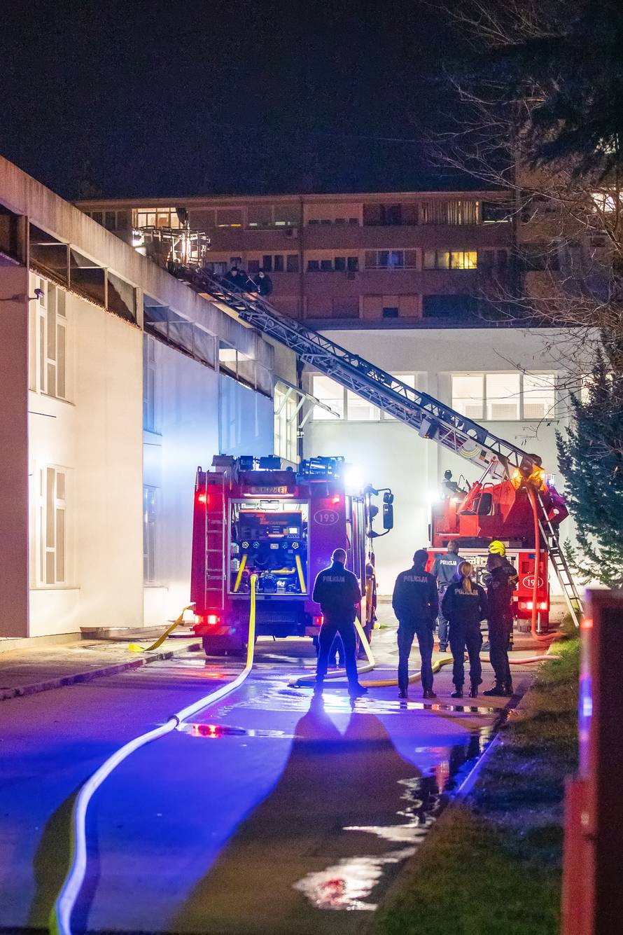 Pula: Požar na krovu Osnovne škole Veruda