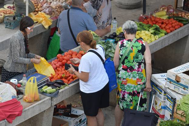Šibenik: Subotnja ponuda vo?a i povr?a na gradskoj tržnici