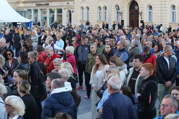 Građani Osijeka okupili se u čast pjevača Halida Bešlića