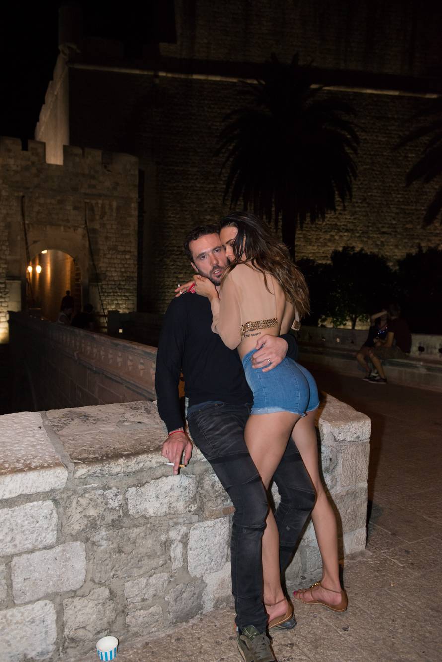 Dubrovnik: Nina Mori? i Max Dossi u sitnim se satima prepustili vatrenim zagrljajima 