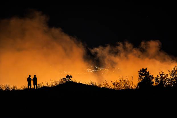 Sitno Gornje - Pozar se ponovno reaktivirao u vecernjim satima.