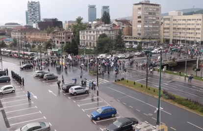 Prosvjedi u Sarajevu: Blokirali glavnu cestu ispred Parlamenta