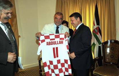 Mesić je jordanskom kralju darovao nogometni dres