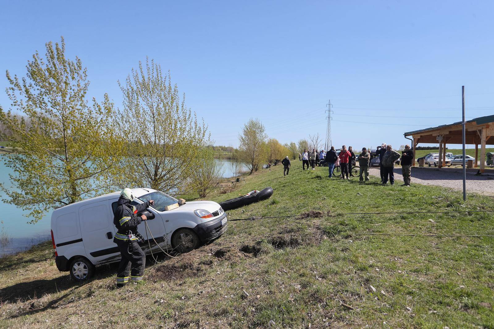 Ronioci su izvukli automobil koji je plivao u jezeru u Zagrebu...