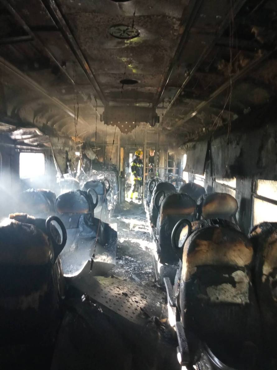 BUKTINJA U SLAVONIJI Planuo putnički vlak na kolodvoru!