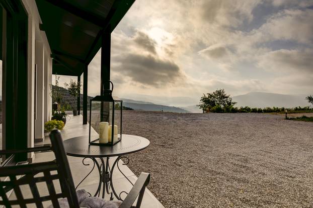 Ova istarska ljepotica među 1000 maslina ima pogled na jezero koji obara s nogu