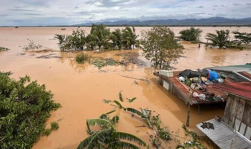 FOTO Katastrofalne posljedice: Tajfun je opustošio Filipine, milijuni evakuirani, ima mrtvih