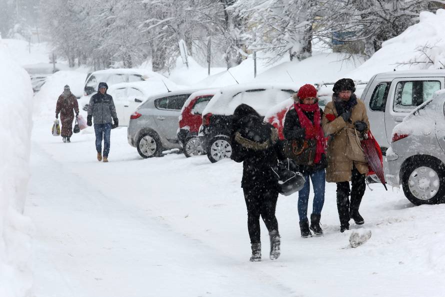 Zameteni u Delnicama: Nanosi snijega do balkona na 1. katu!