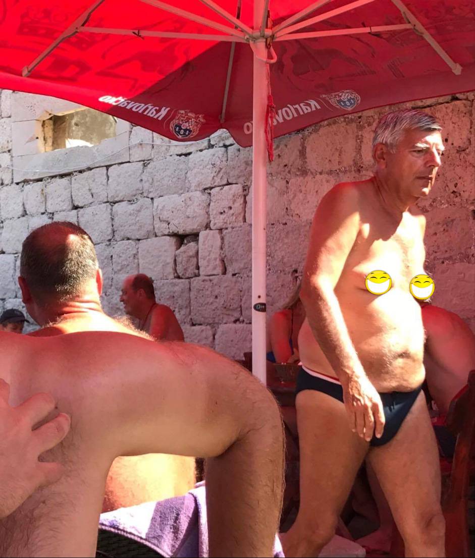 Vruće je za oklop: Razgolićeni vitez Reiner uživa na Korčuli