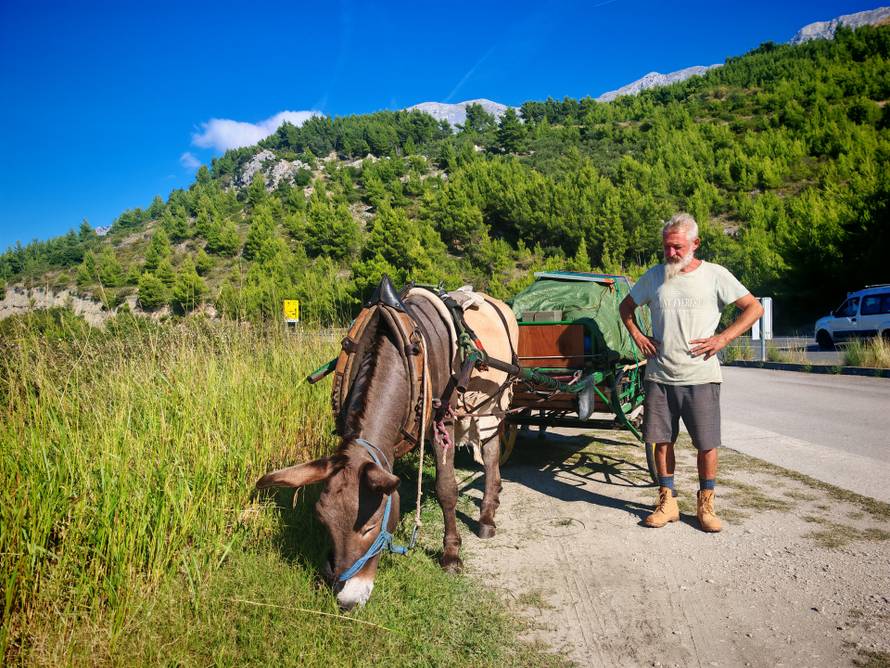 Francuz putuje od Marseillea do Indije - na magarcu!