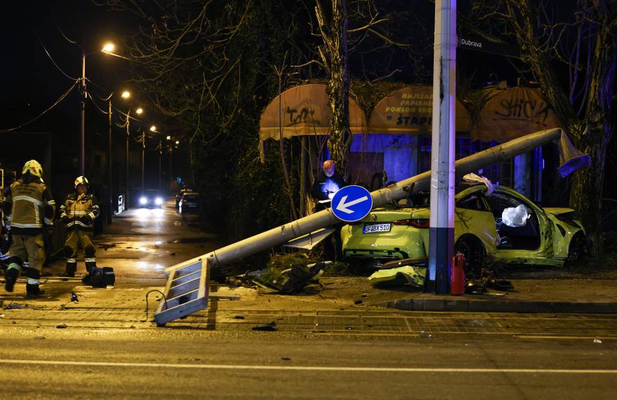 Zagreb: BMW-om u Dubravi srušio semafor