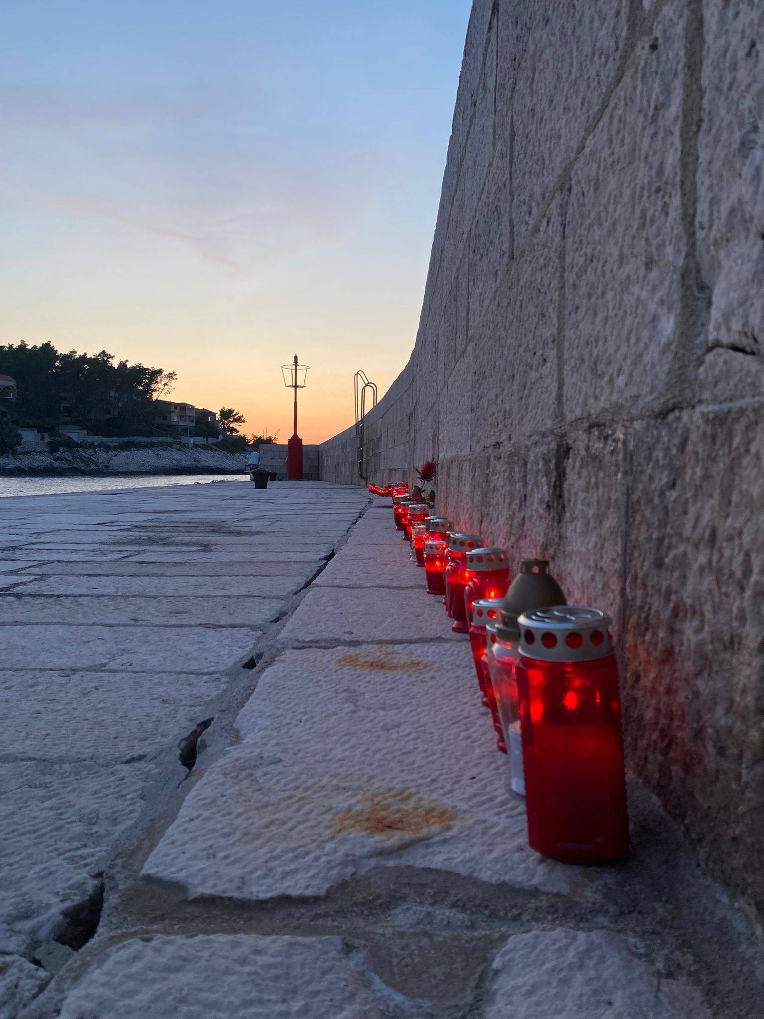 Na rivi u Korčuli palili lampione u sjećanje na Stavrosa: 'Ovuda je znao šetati i pronaći svoj mir'