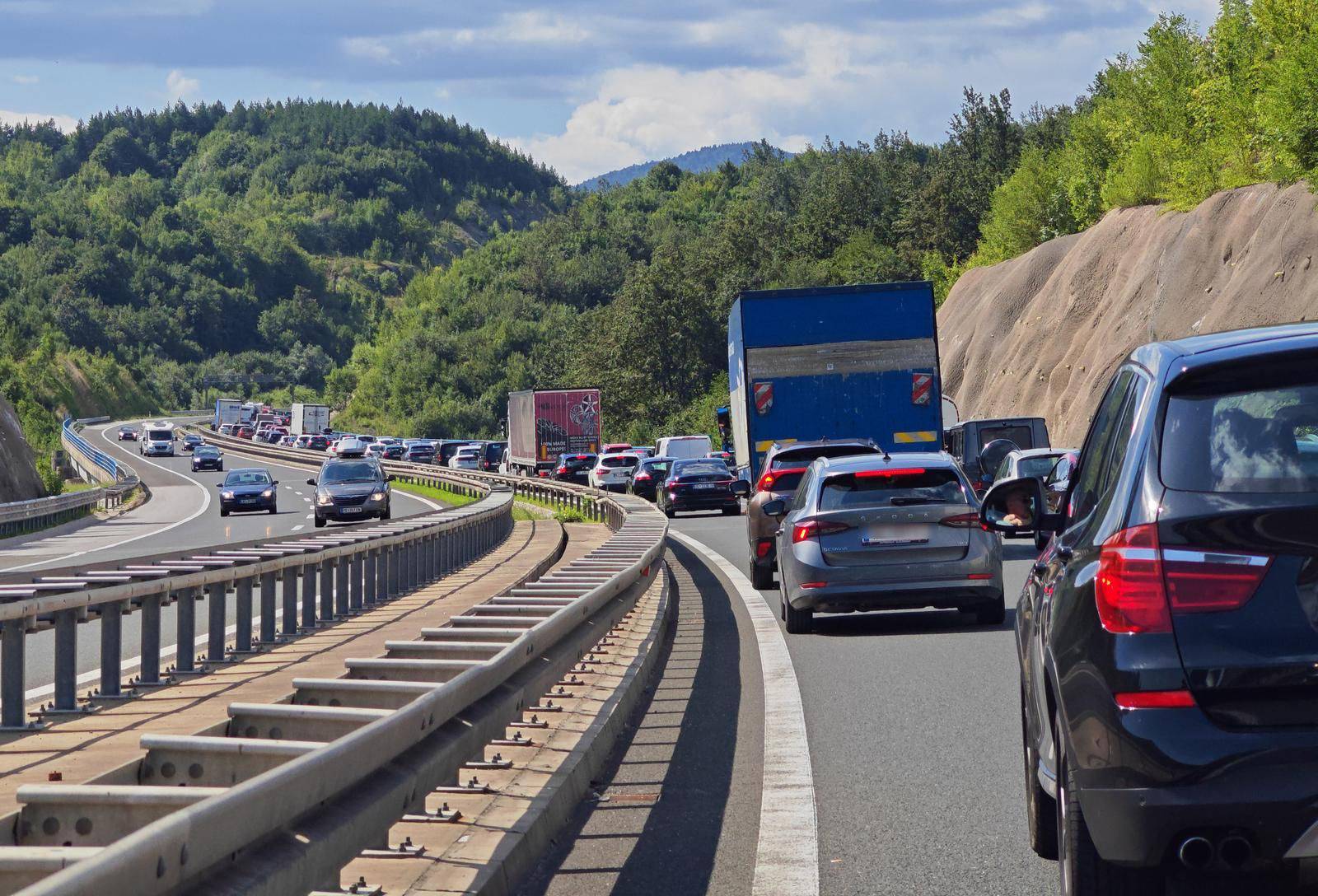 Slike strave s autoceste: Sve je u dimu, stvaraju se gužve. HAK: Kolona dugačka 12 kilometara