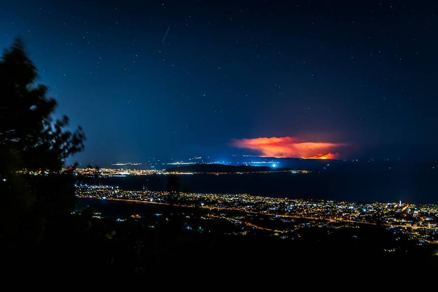 Pogled s Kozjaka na požar na Braču