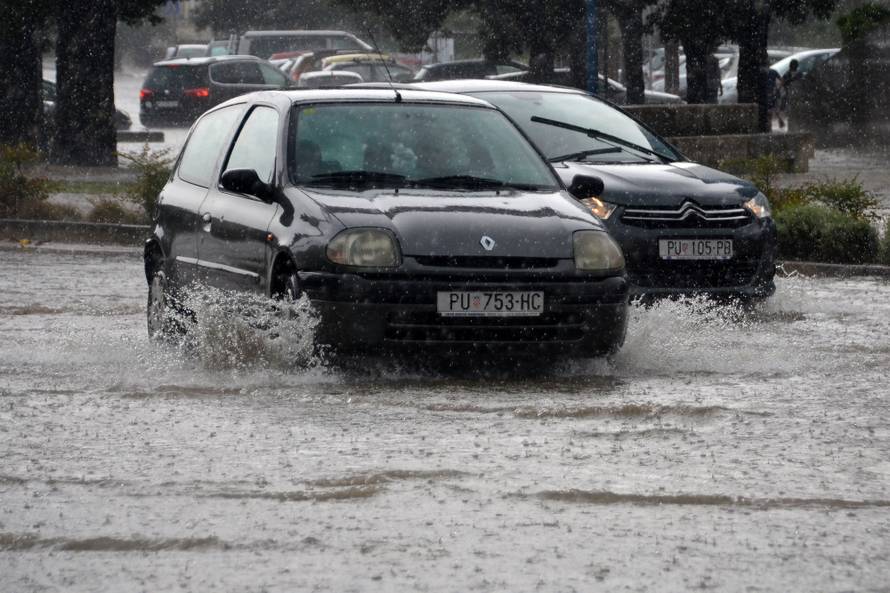 Zagrepčane iznenadio pljusak, tuča i grmljavina poharali Pulu