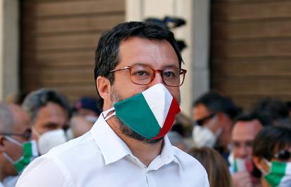 Italija: Žena napala Salvinija, otkinula mu gumb i krunicu