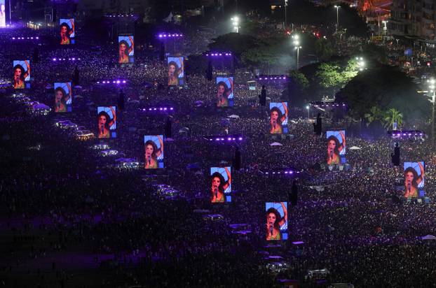 Shakira holds open concert at Copacabana beach in Rio de Janeiro