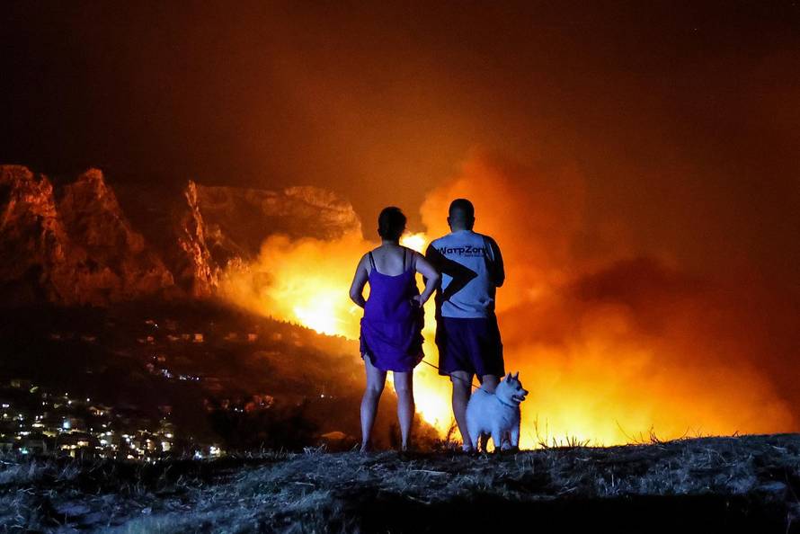 Požar kod Omiša: Evakuiran velik broj turista i mještana, pred vatrogascima je besana noć