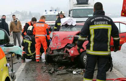 Mladić htio izbjeći zaustavljeni auto i prešao u kontra smjer...