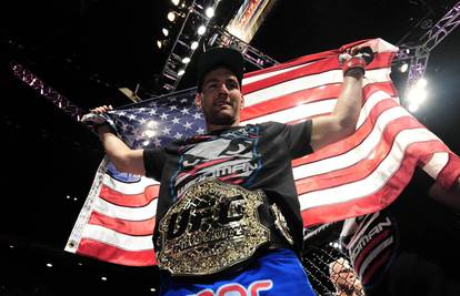 Chris Weidman obranio titulu, Cormieru Joneosv UFC pojas