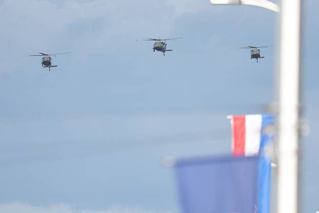 Zagreb: Prelet helikoptera i zrakoplova  tijekom svečanog obilježavanja 30. obljetnice VRO Oluja