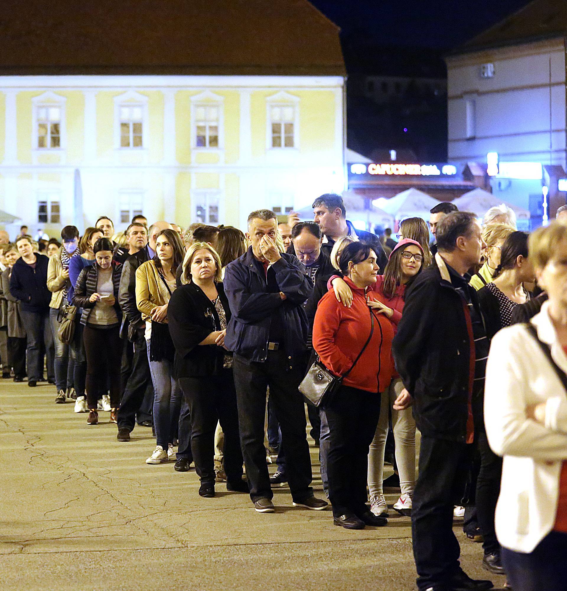 Dugačak red: Svi žele dodirnuti tijelo Sv. Leopolda Mandića