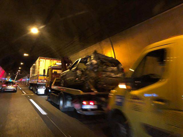 Detalji nesreće u Maloj Kapeli: Kamion se nije zaustavio, auto se od siline udarca zabio u zid