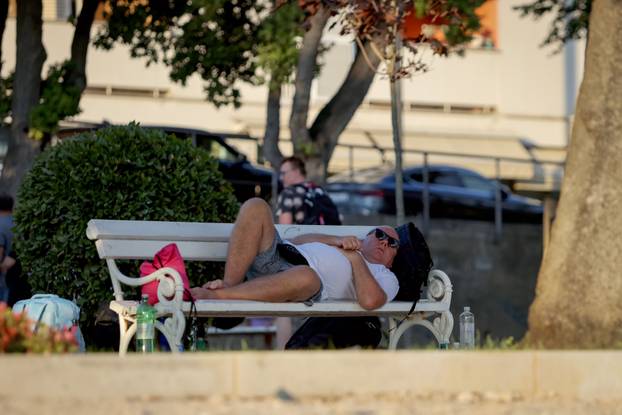 Zadar: Turisti uživaju u šetnji gradom