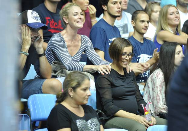 Zagreb: Lana Klingor u društvu Iris Rajčić i Ane Gruice bodrila Medveščak