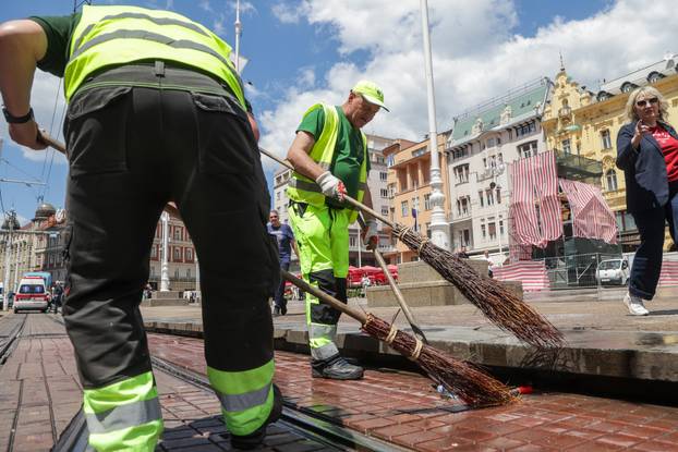 Zagreb: Radnici Čistoće čiste trg nakon slavlja maturanata