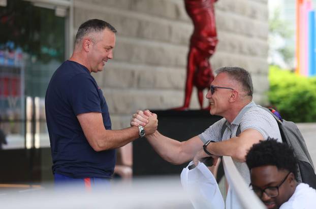 SP2026 Dallas: Marijan Kustić i Stipe Pletikosa na terasi hotela W gdje se nalaze i igrači
