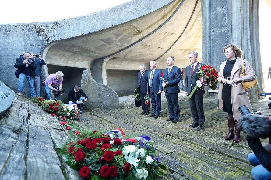 Milorad Pupovac i izaslanstvo manjina odali počast stradalima u Jasenovcu