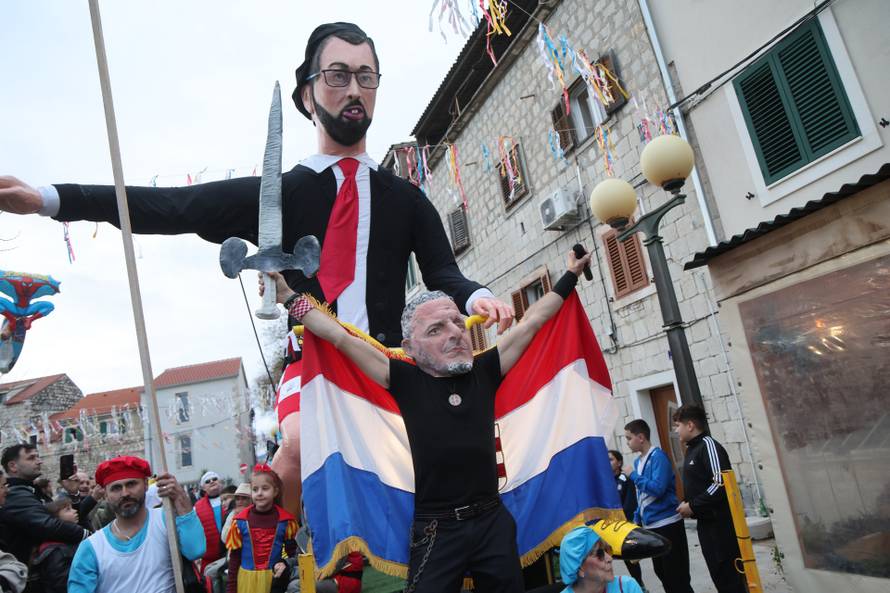 Zagrebački gradonačelnik Tomislav Tomašević bio je krnja na maškarama u Kaštel Kambelovacu