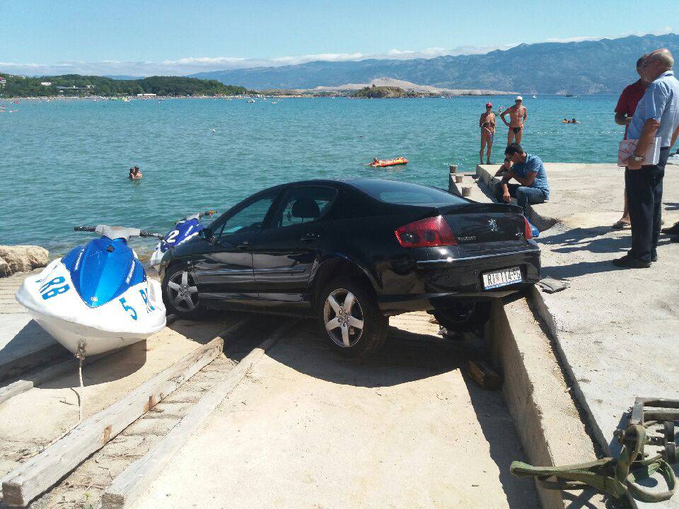 Zaboravio potegnuti ručnu: Na Rabu se sudarili auto i jet-ski