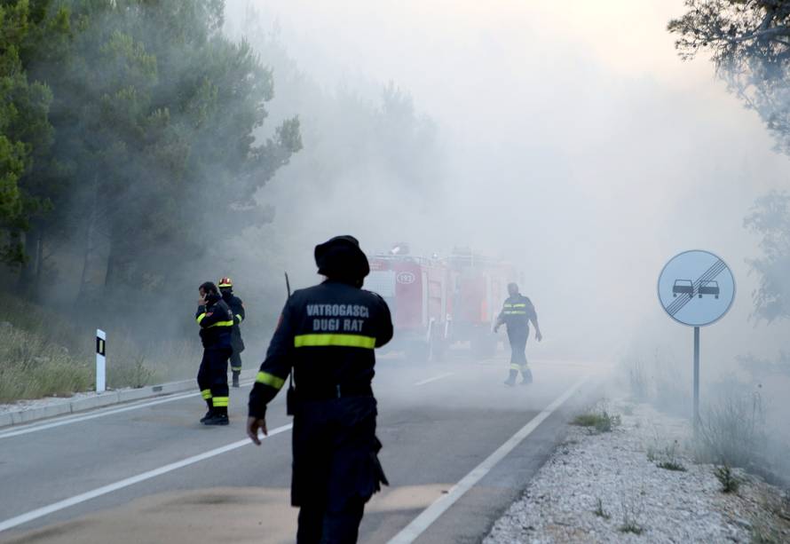 Kanader pomaže u gašenju, u Makarsku stiže i 150 vojnika