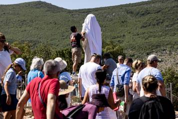 Me&dstrok;ugorje: Oskvrnut Gospin kip na brdu ukazanja