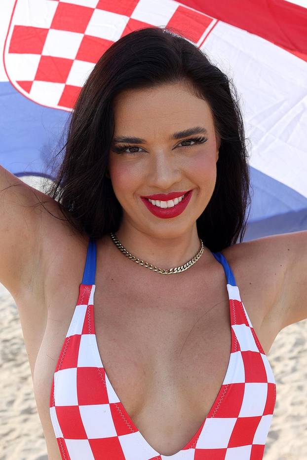 ARHIVA - Ivana Knoll pozirala u kockastom kupaćem kostimu na plaži Ras Abu Aboud