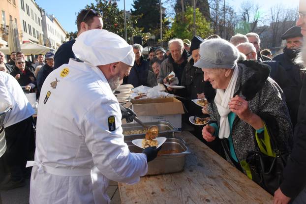 Pula: Građanima podijeljeno 350 porcija njoka s divljači 