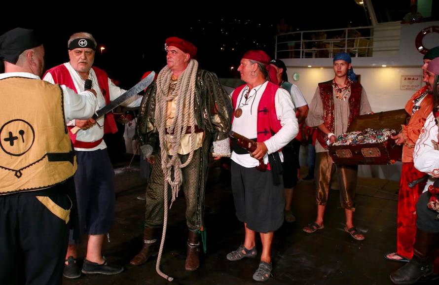 Rekonstrukcija gusarske bitke iz 13. stoljeÄa oduÅ¡evila posjetitelje OmiÅ¡a