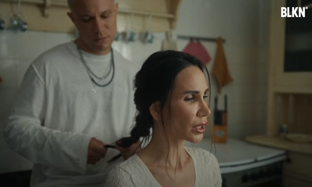 FOTO Relja i Nikolija šokirali publiku bizarnim spotom: 'Pa kao da im držimo svijeću...'